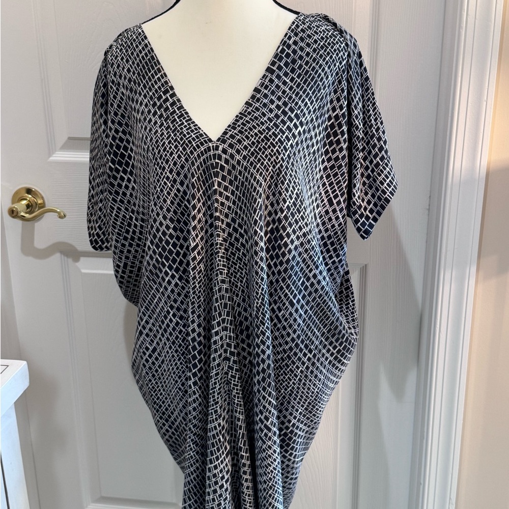 Vince Chic Black and White Geometric V-Neck Dress Silk Dress Size M